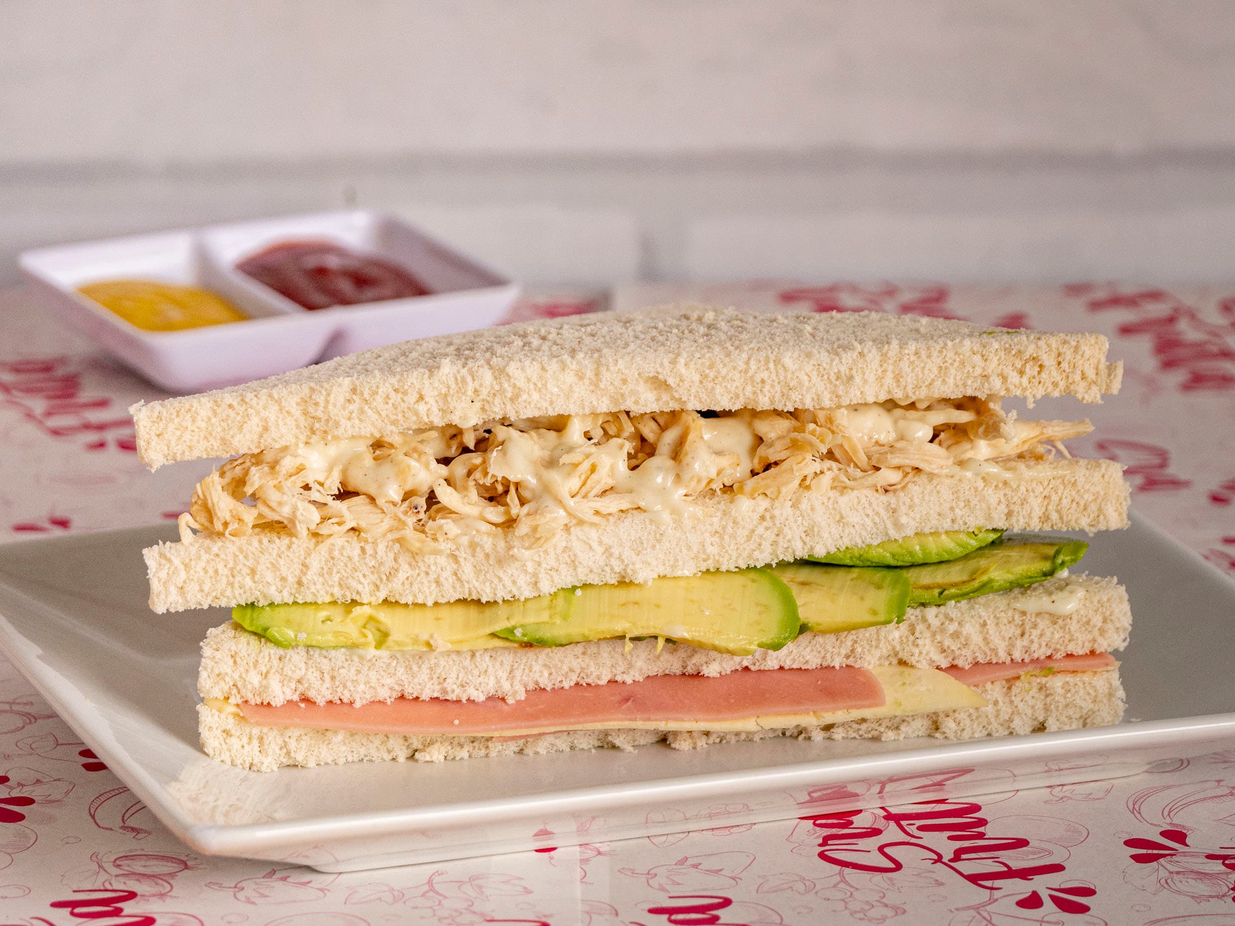 Sándwich Triple Mixto de Pollo