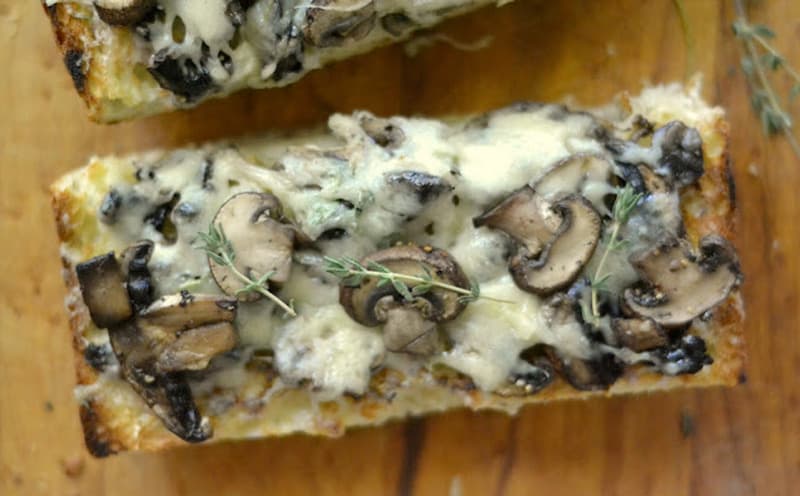 Orden de Pan con Ajo, Queso y Champiñón