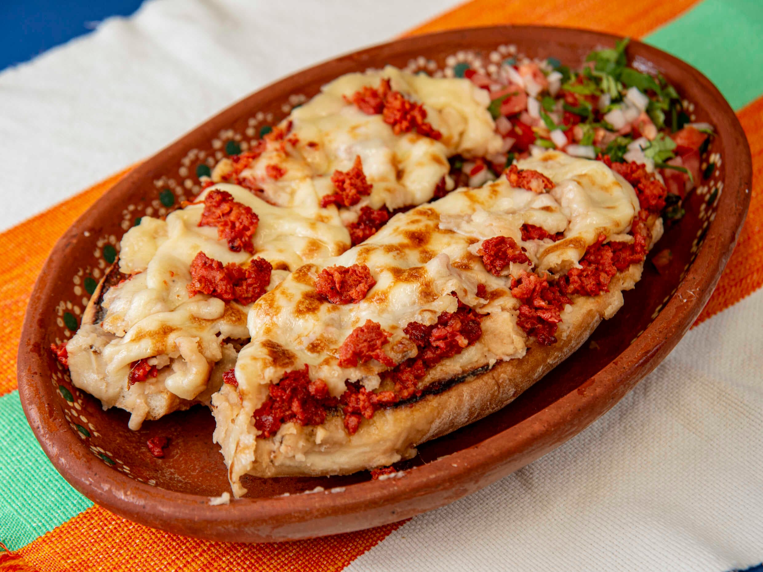 Molletes con Guisado