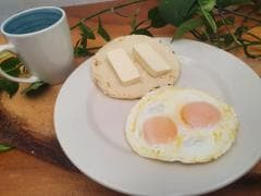 Huevos + Arepa con Quesito + Bebida (Promo 2x1)