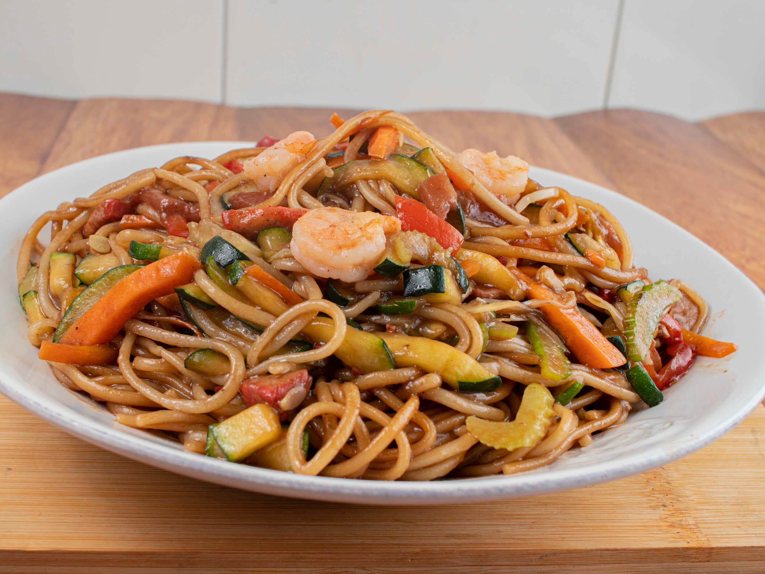 Pasta Chow Mein Especial Pequeña