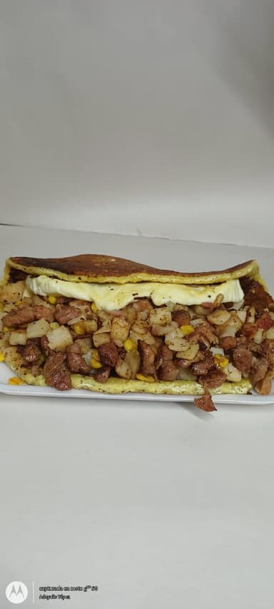 cachapa con medio queso de mano y carne
