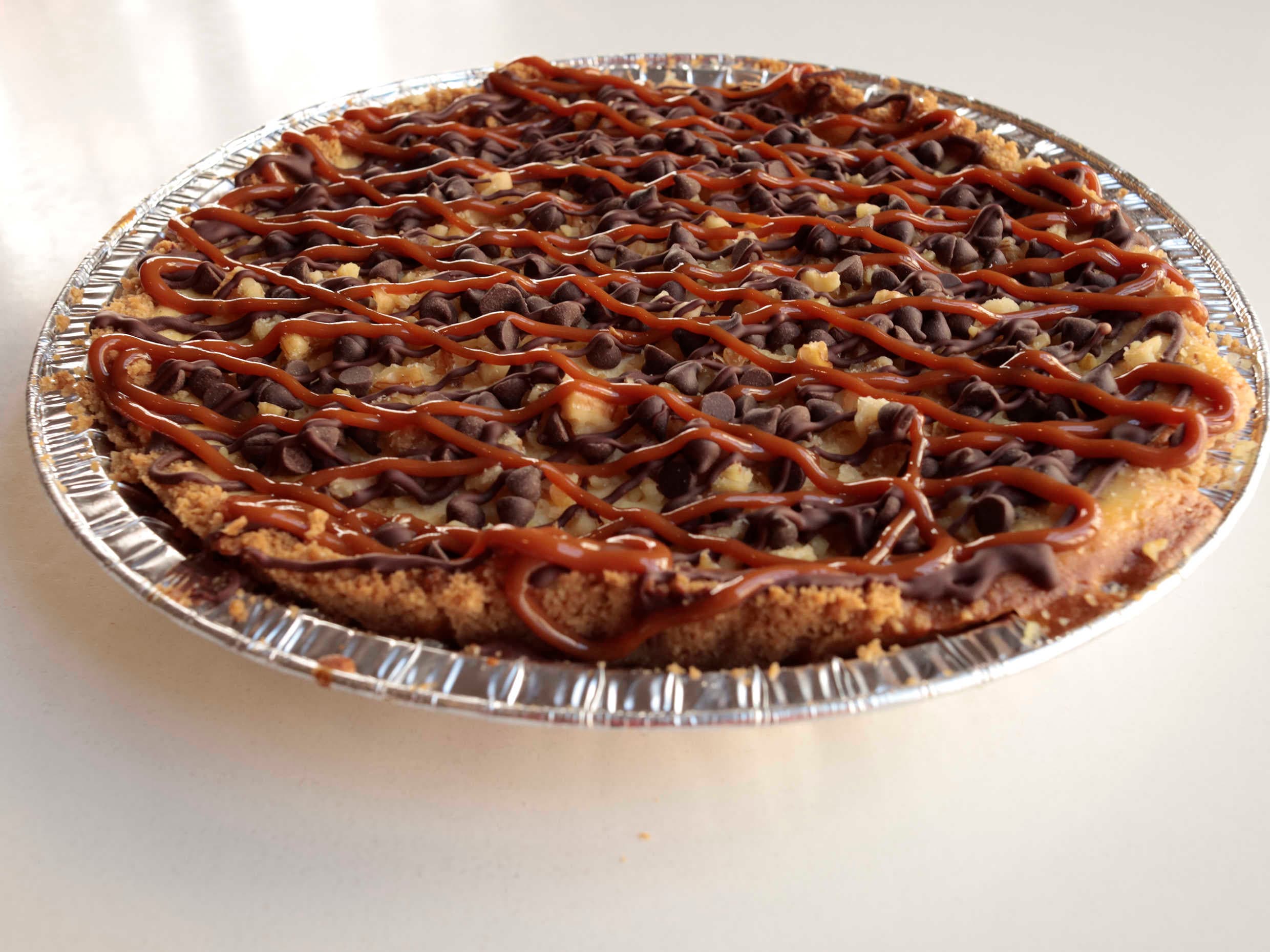 Pay de Queso con Cajeta, Chocolate y Nuez