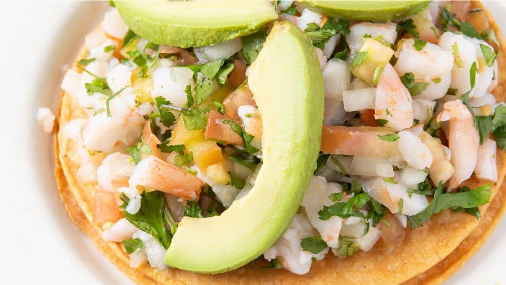 Tostada de ceviche de camarón