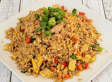 Arroz Chaufa con Pollo y Chorizo