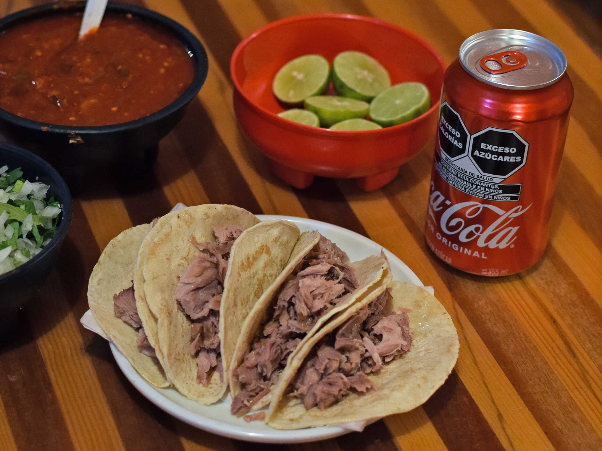 1 orden de tacos de carnitas + coca cola 355ml