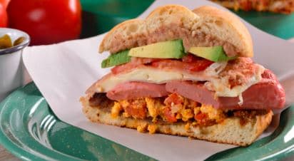 TORTA CUBANA MAS AGUA DE FRUTA