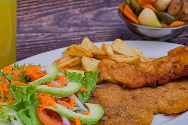 Filete empanizado con papas y ensalada.