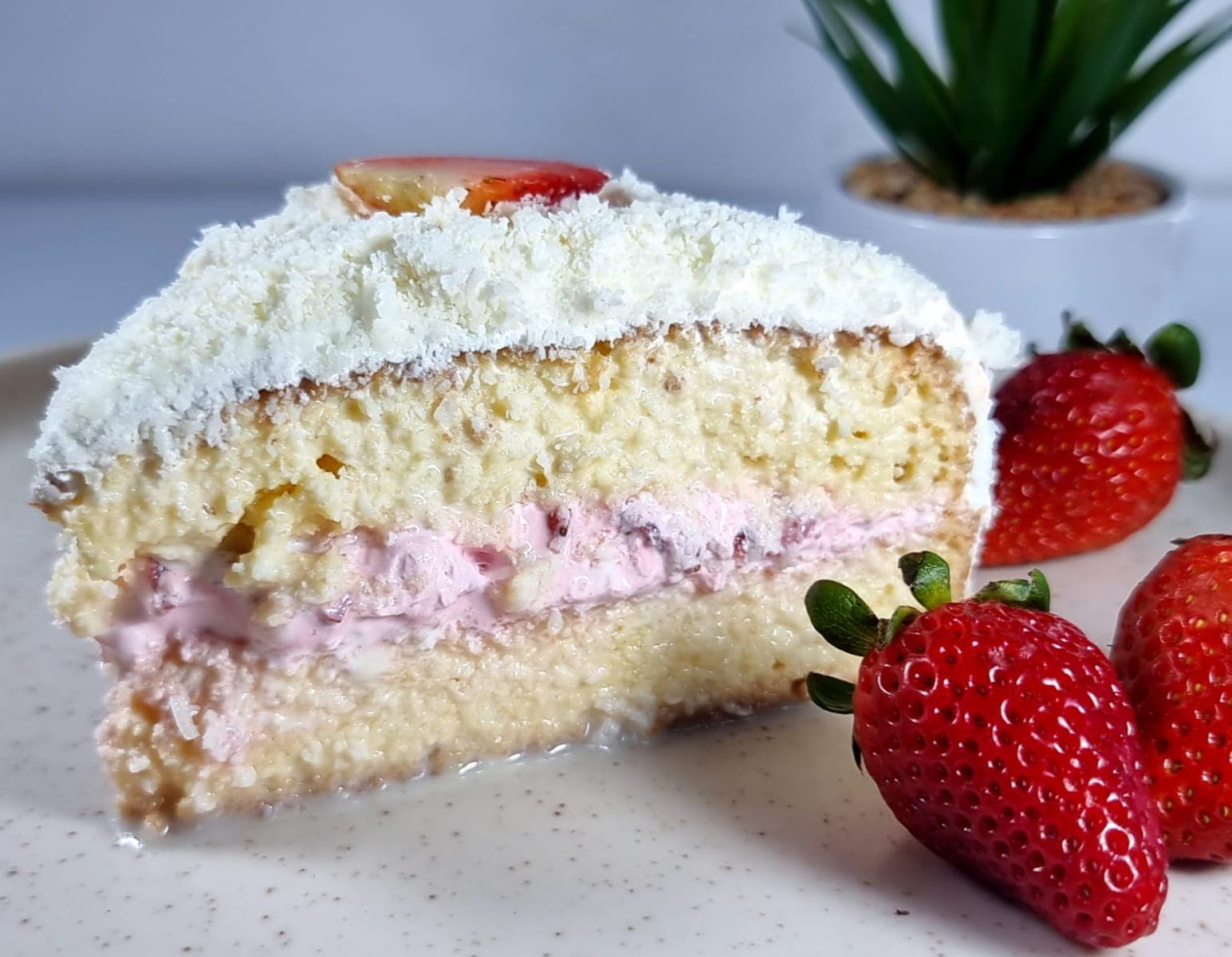 Torta Tres Leches de Chocolate Blanco y Fresa
