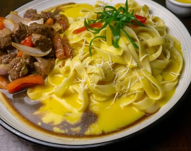 Fetuccini a la Huancaína con Lomo Saltado