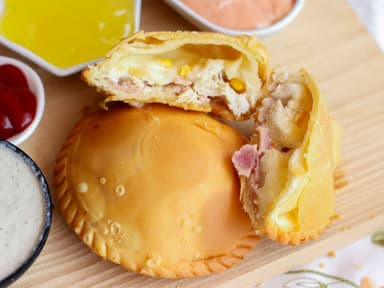 Empanada Maíz, Pollo y Tocineta ..