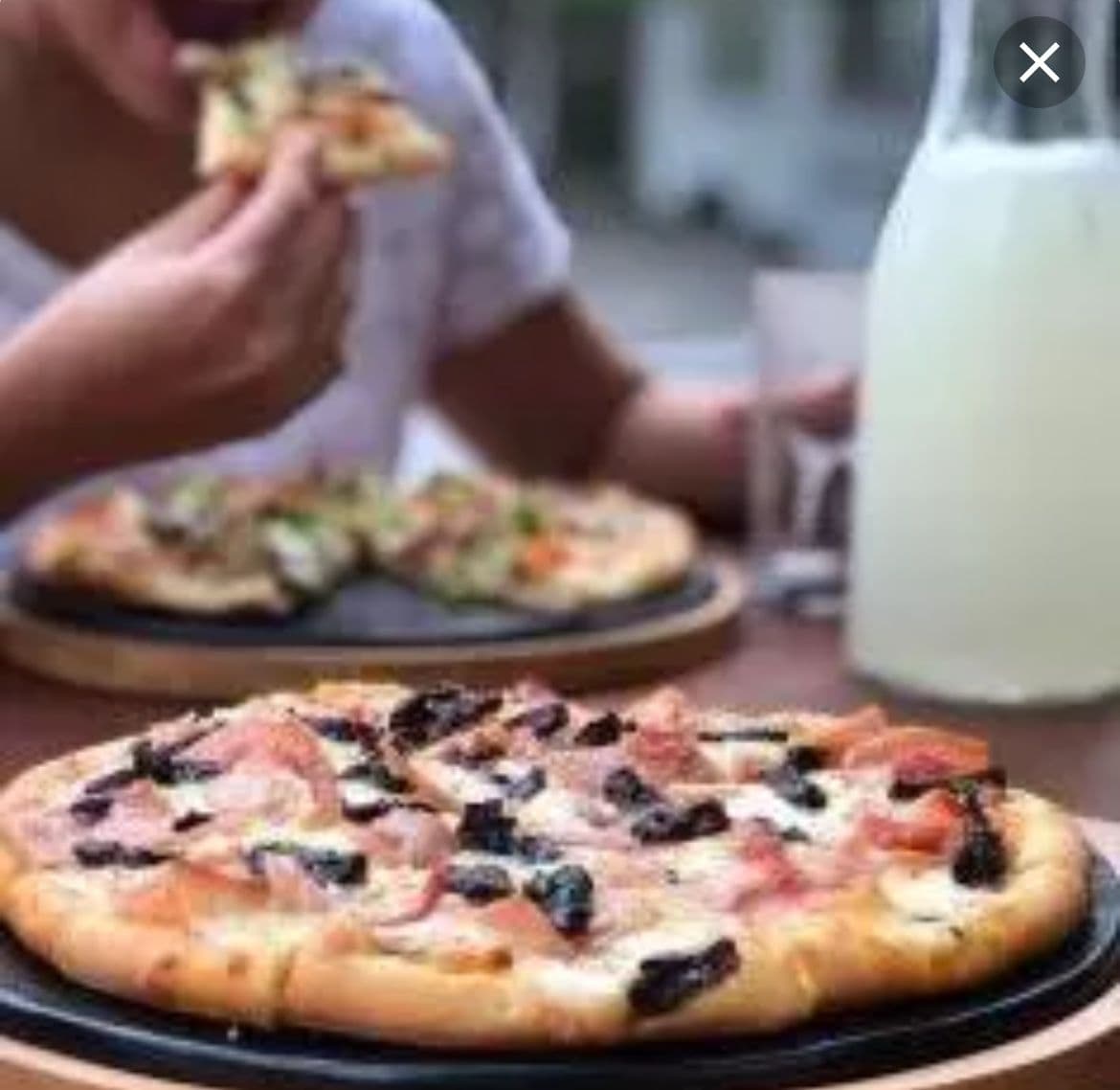 Pizza Clásica Jamón, Tocineta y Ciruela