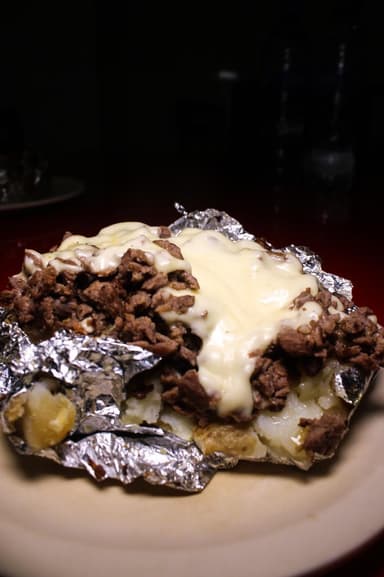 Papa con Bistec y Queso