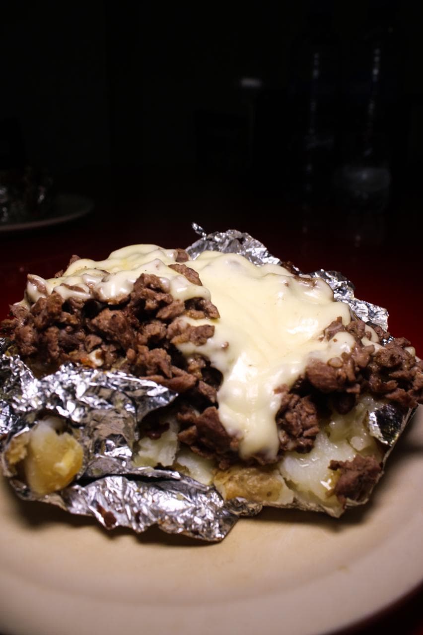 Papa con Bistec y Queso