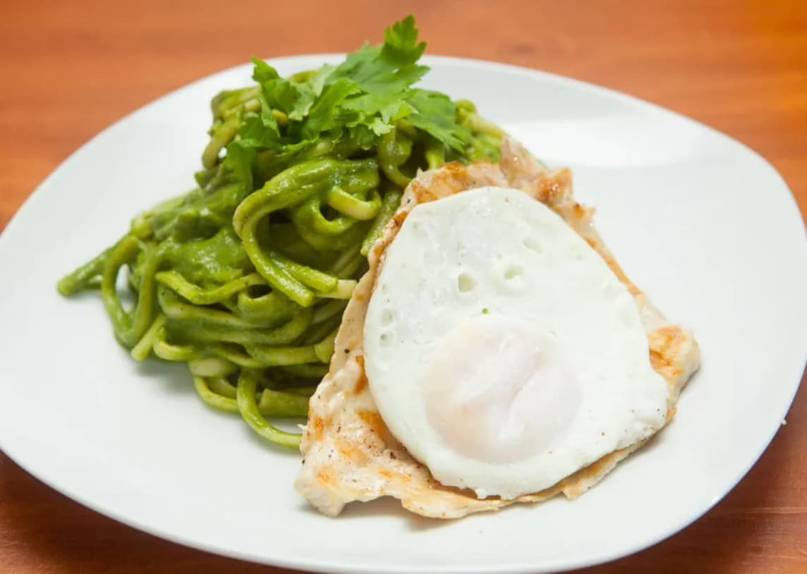 Pasta al Pesto con Pechuga y Huevo