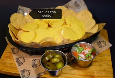Nachos con queso y carne