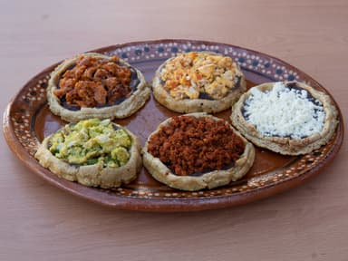 Sopes de Res ó Pollo