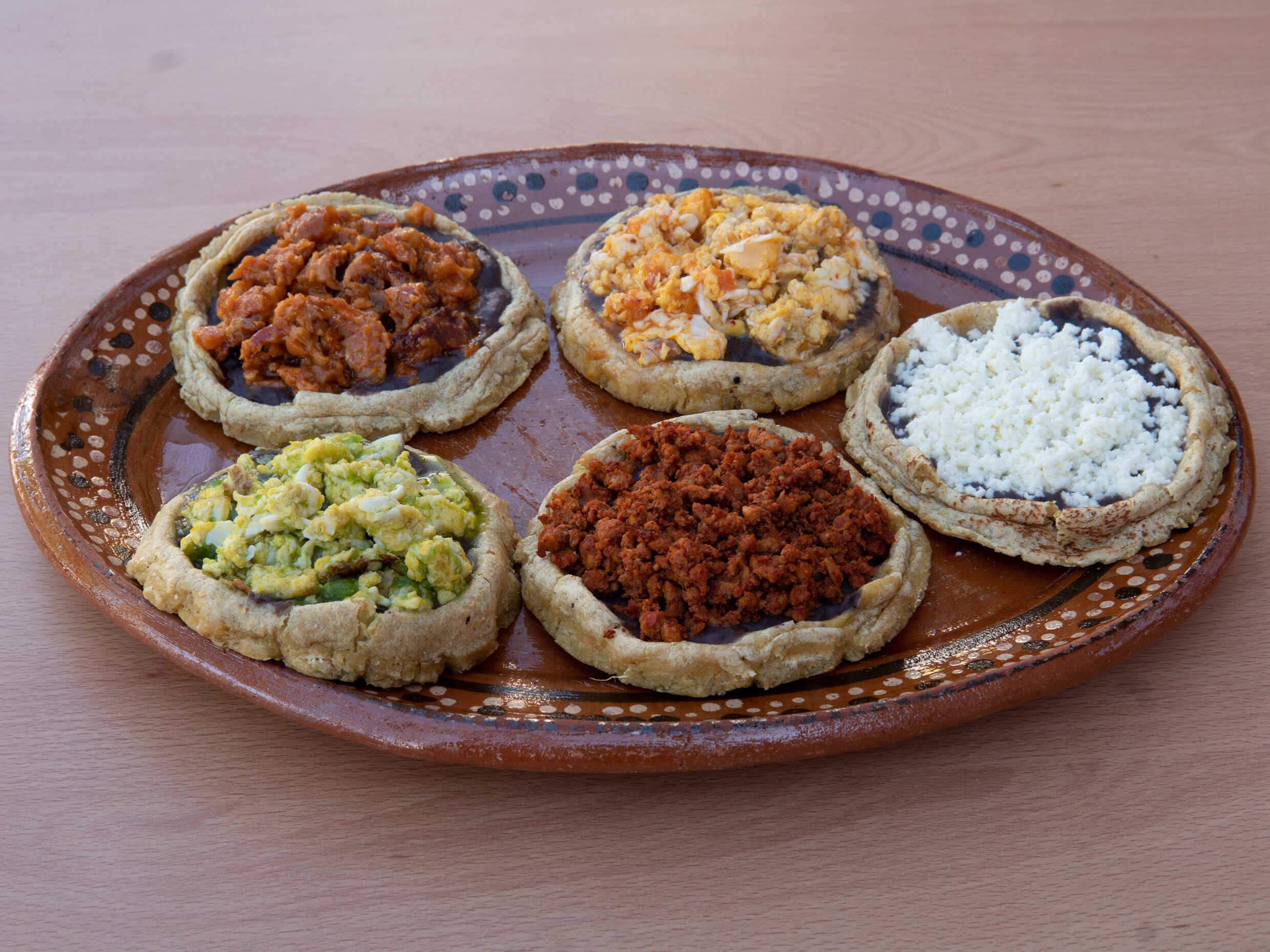 Sopes de Res ó Pollo