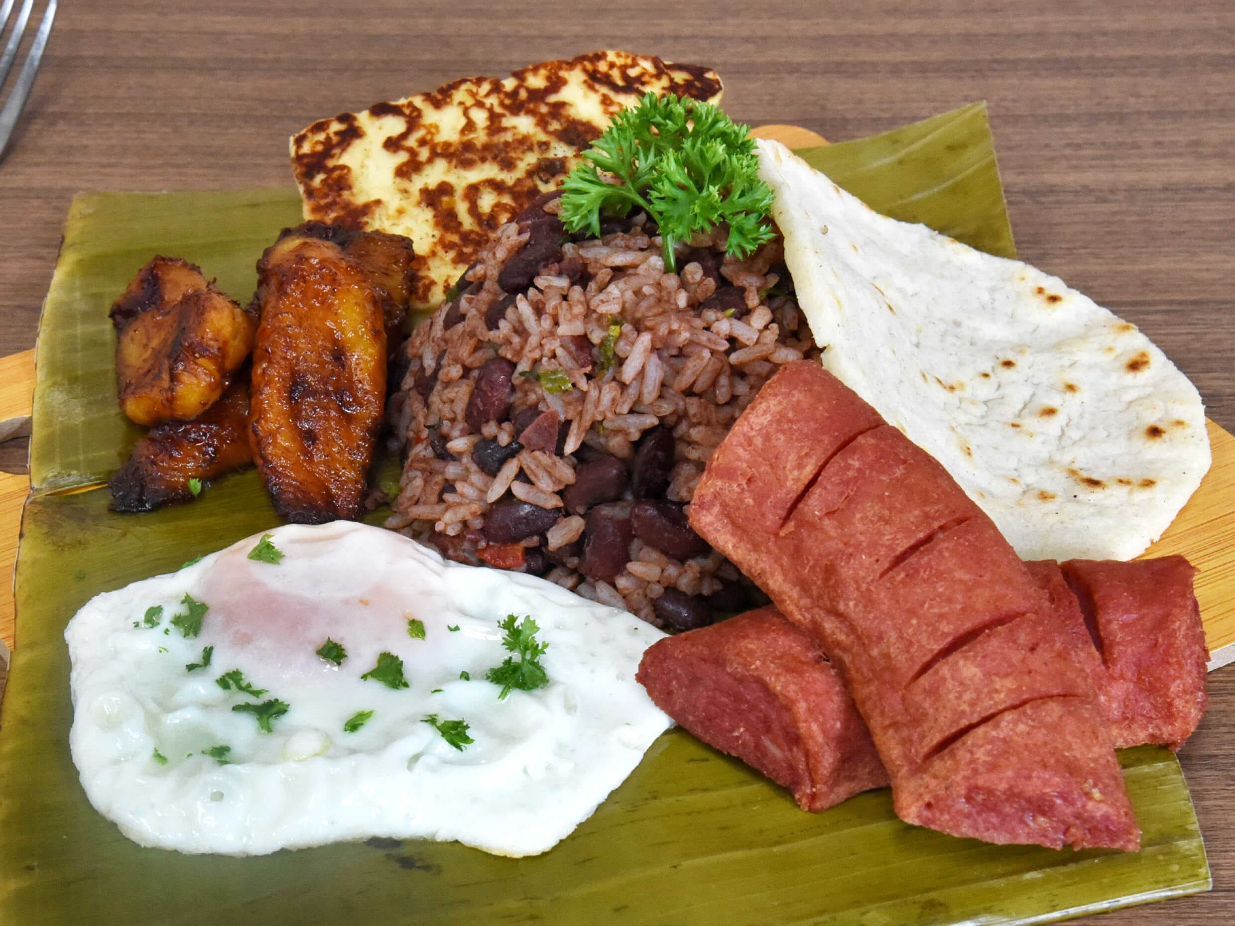 Gallo Pinto Completo (NO incluye bebida)
