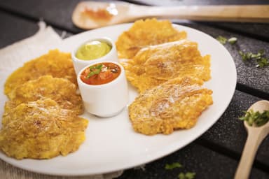Patacones con Hogao y Guacamole