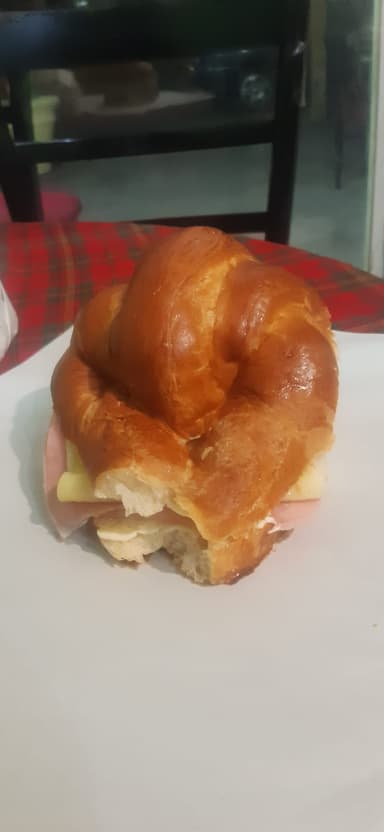 Cuernito de Jamón Queso