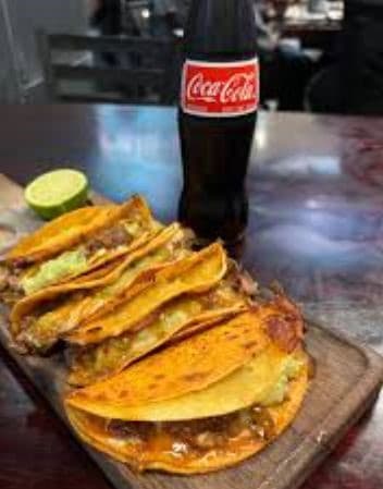 2 Quesabirrias de Maíz y Refresco