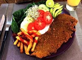 Beefsteak a la Milanesa con Papas y Ensalada