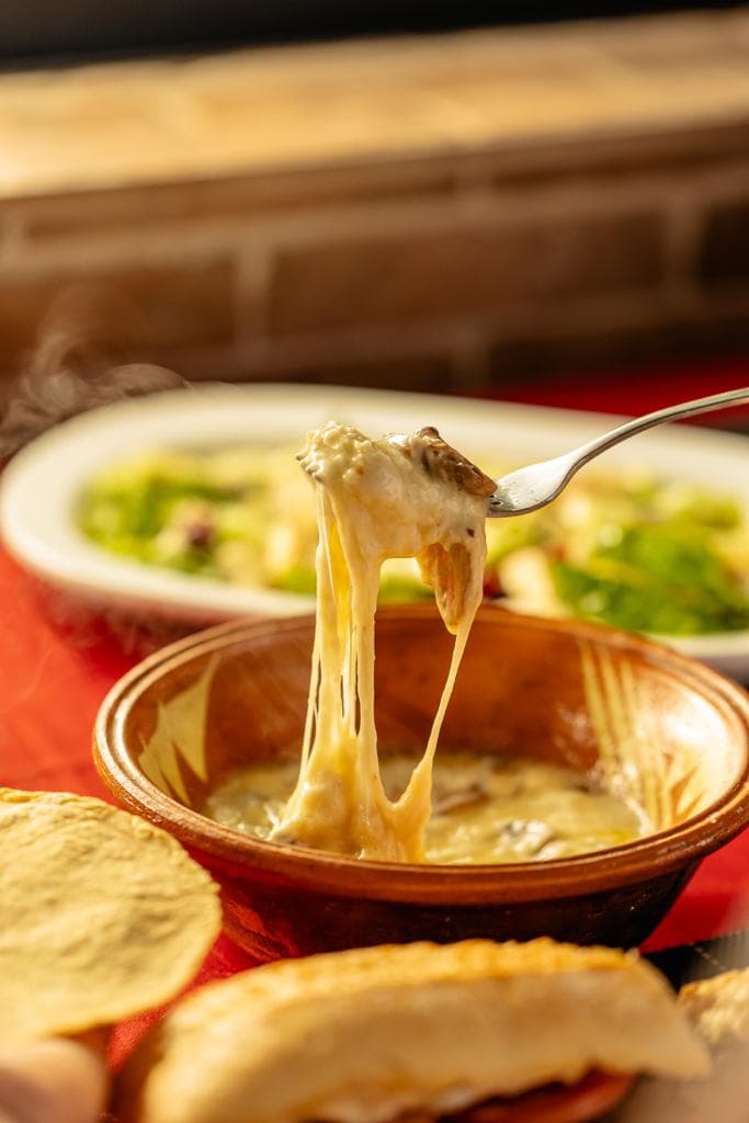 Queso Fundido con Champiñones