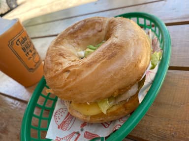 Bagel de pollo + Bebida