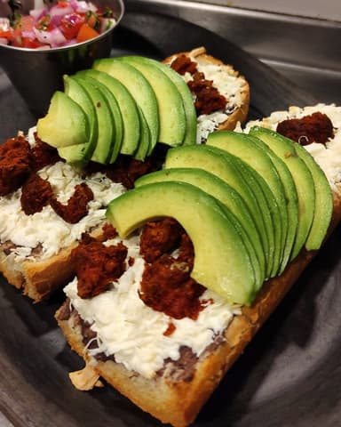 Molletes de Chorizo