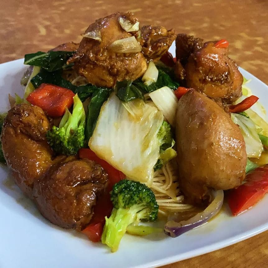 Tallarín con Pollo en Trozos