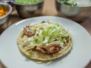Tostada de tinga de pollo