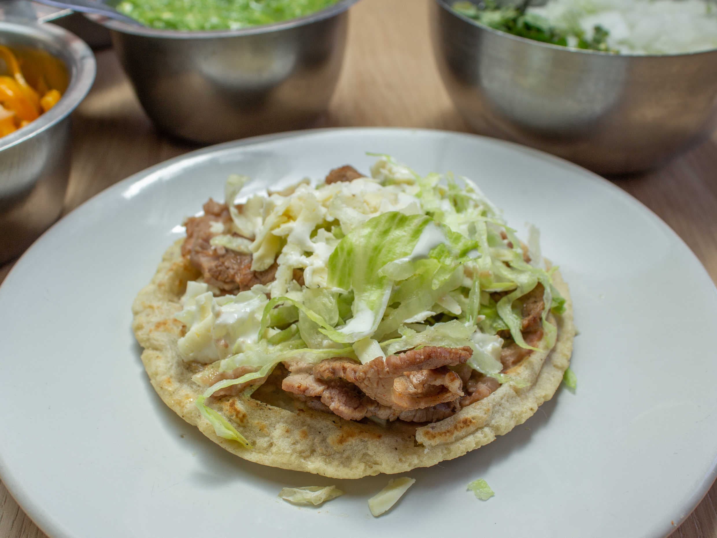 Tostada de tinga de pollo