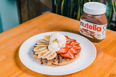 Waffle de Fresa, Banano y NUTELLA