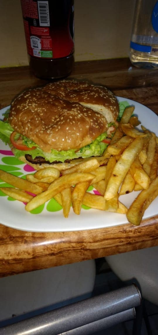 Promoción hamburguesa de pollo con papas