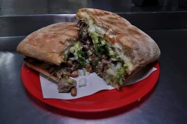 Combo 1 (Torta + 1 Soda + 1 Jug. Carne Chico)