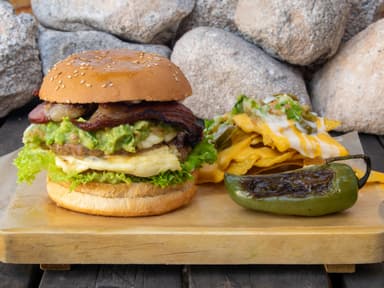 Guacamoleburguer + Bebida + Papas o Nachos