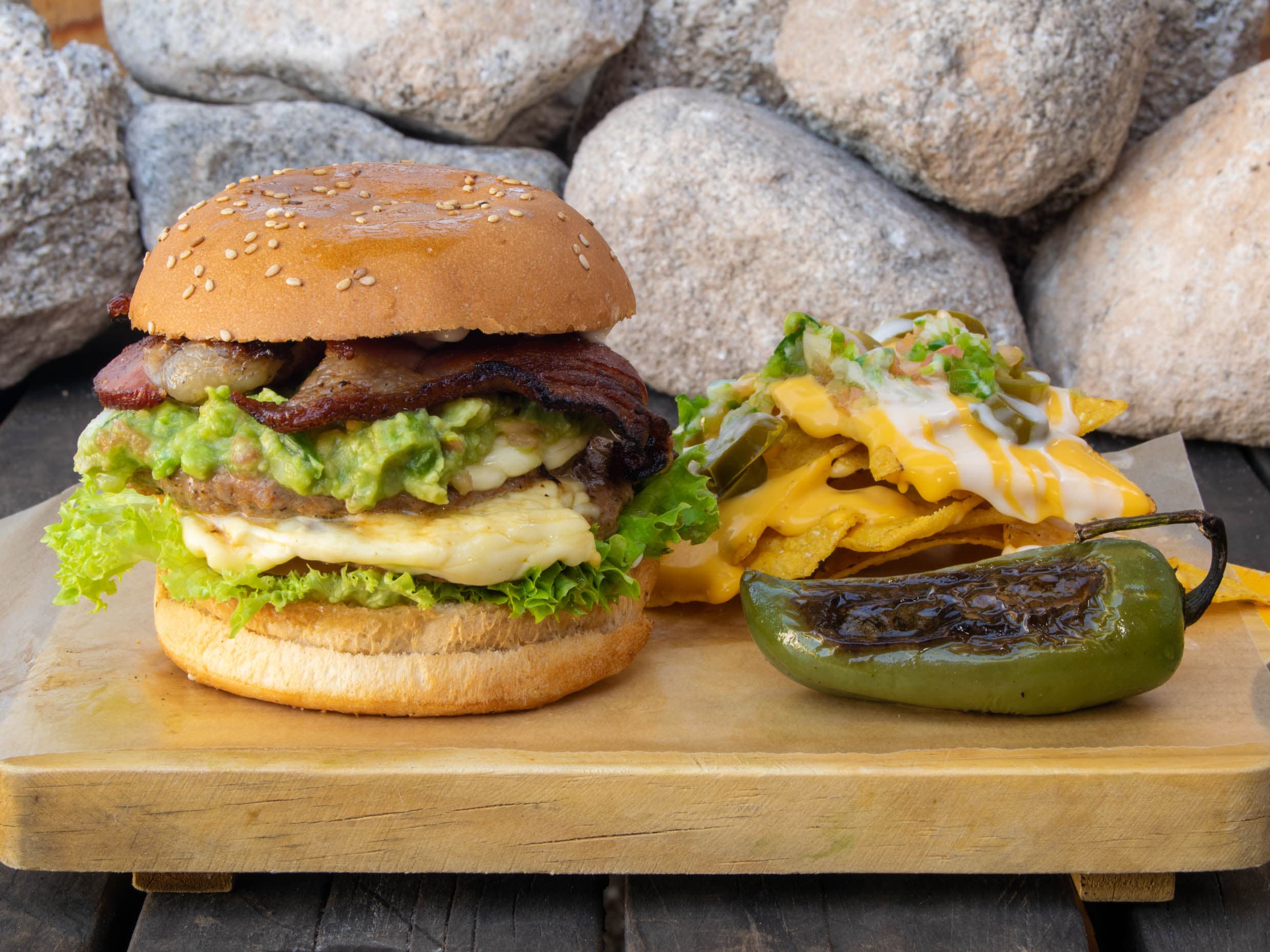 Guacamoleburguer + Bebida + Papas o Nachos