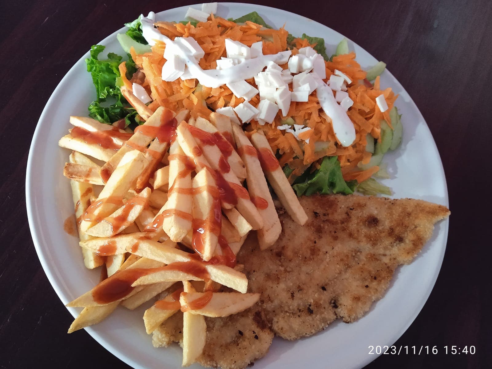 Pechuga empanizada con ensalada y papas