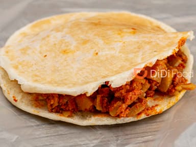 Gordita de Guisado Rojo con Papas
