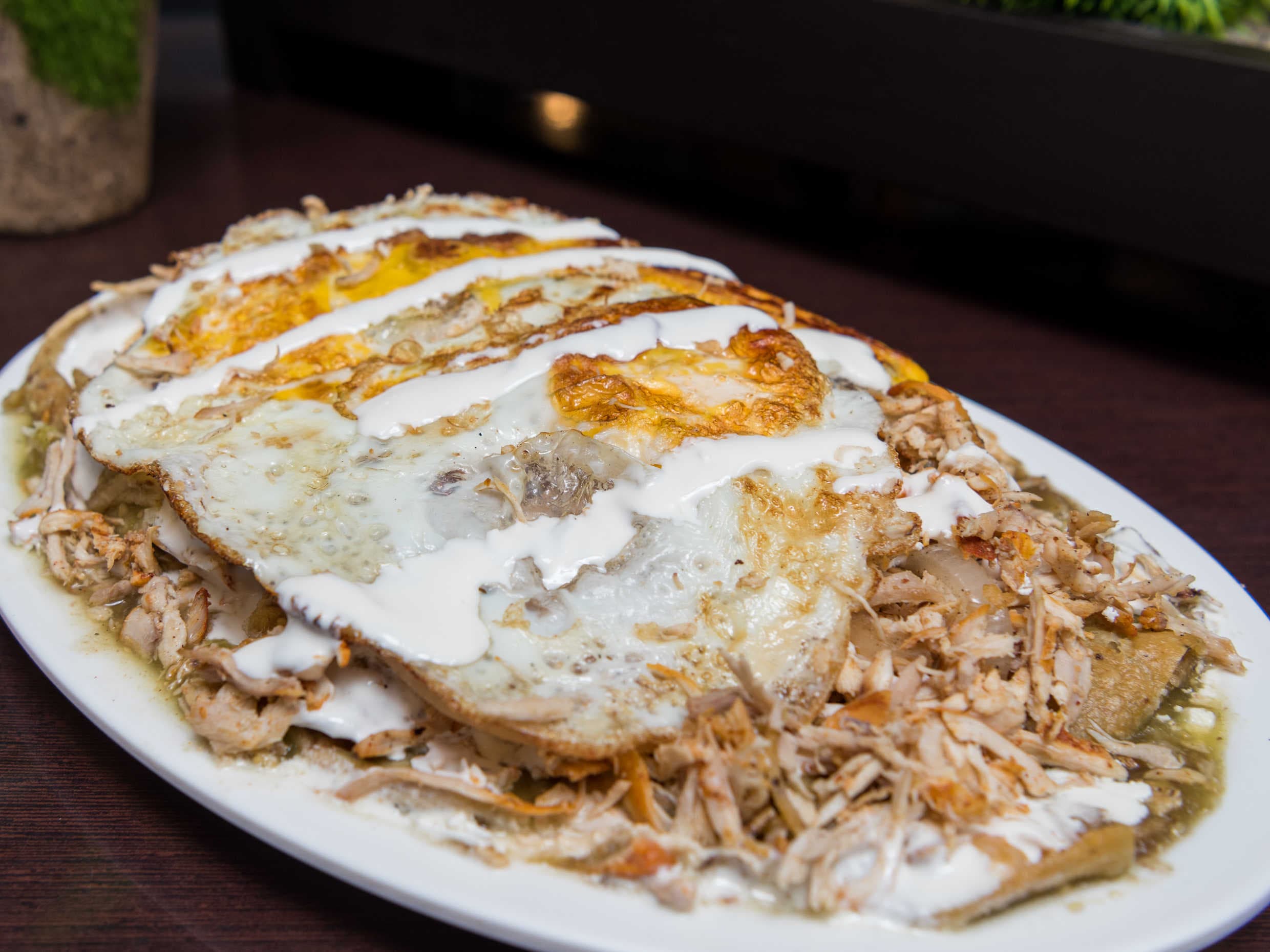 Chilaquiles Cruz (2 Huevos y Pollo)