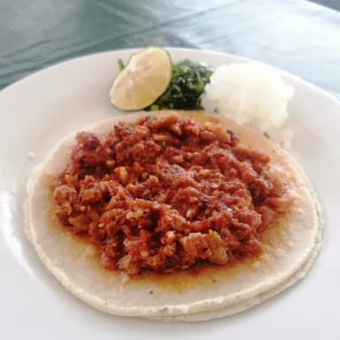 Taco de Chicharrón en Salsa Roja