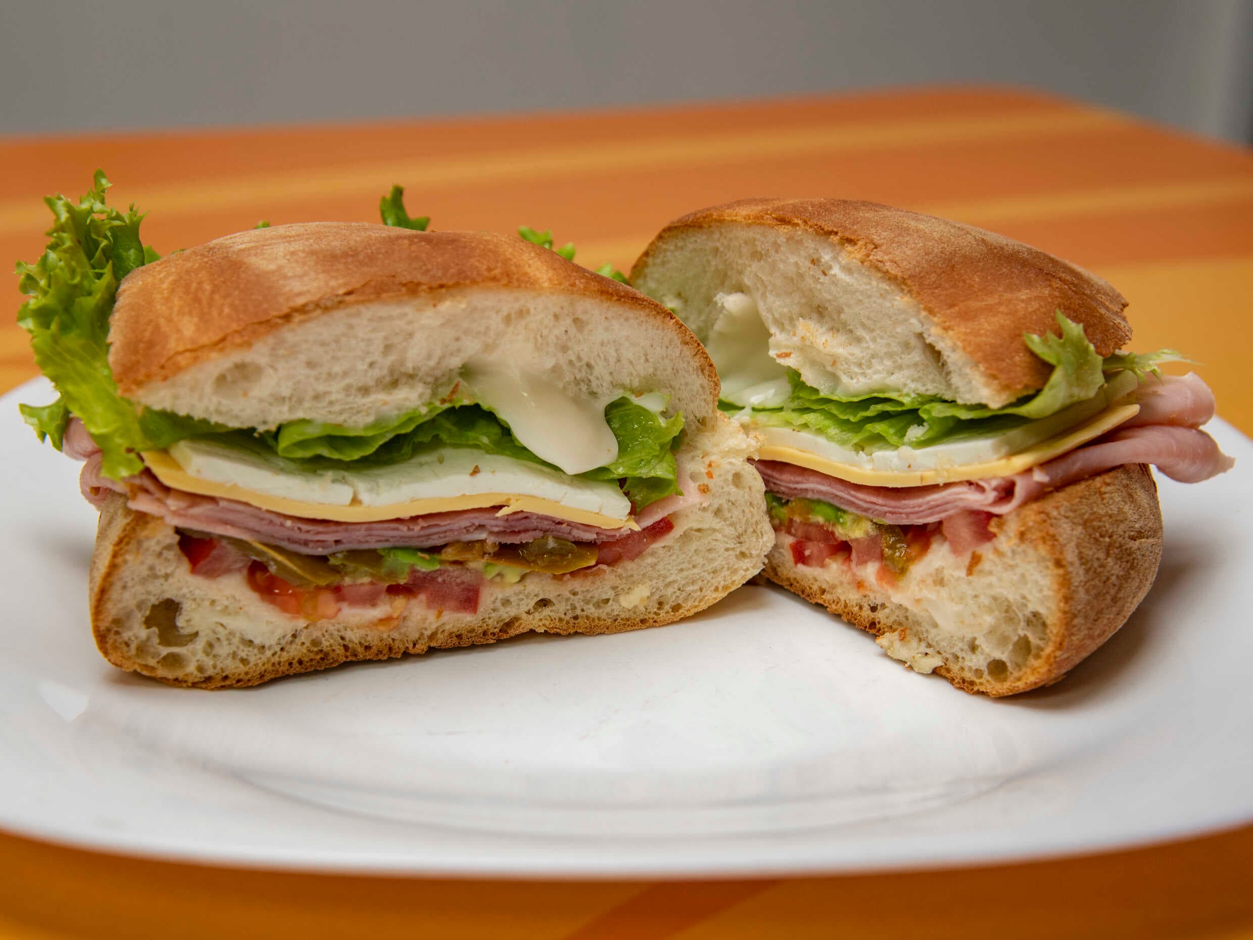 Combo Torta Lonch Mart + Agua de Fruta 🥤