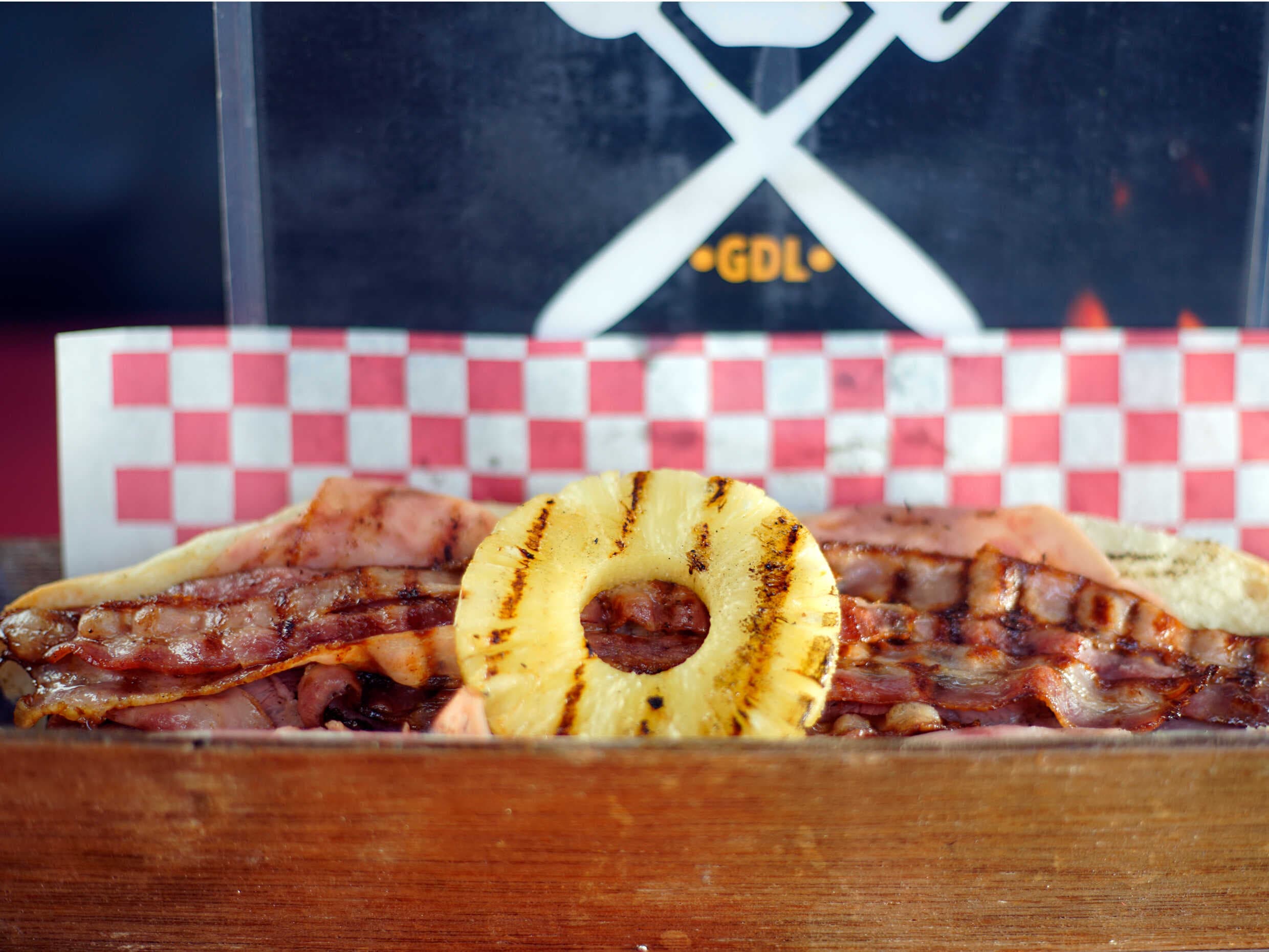 1 Hot Dog Grande Sencillo + 1 Agua Fresca 1/2