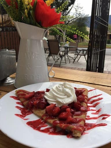 Crepa La Velvet con Licuado de Platano