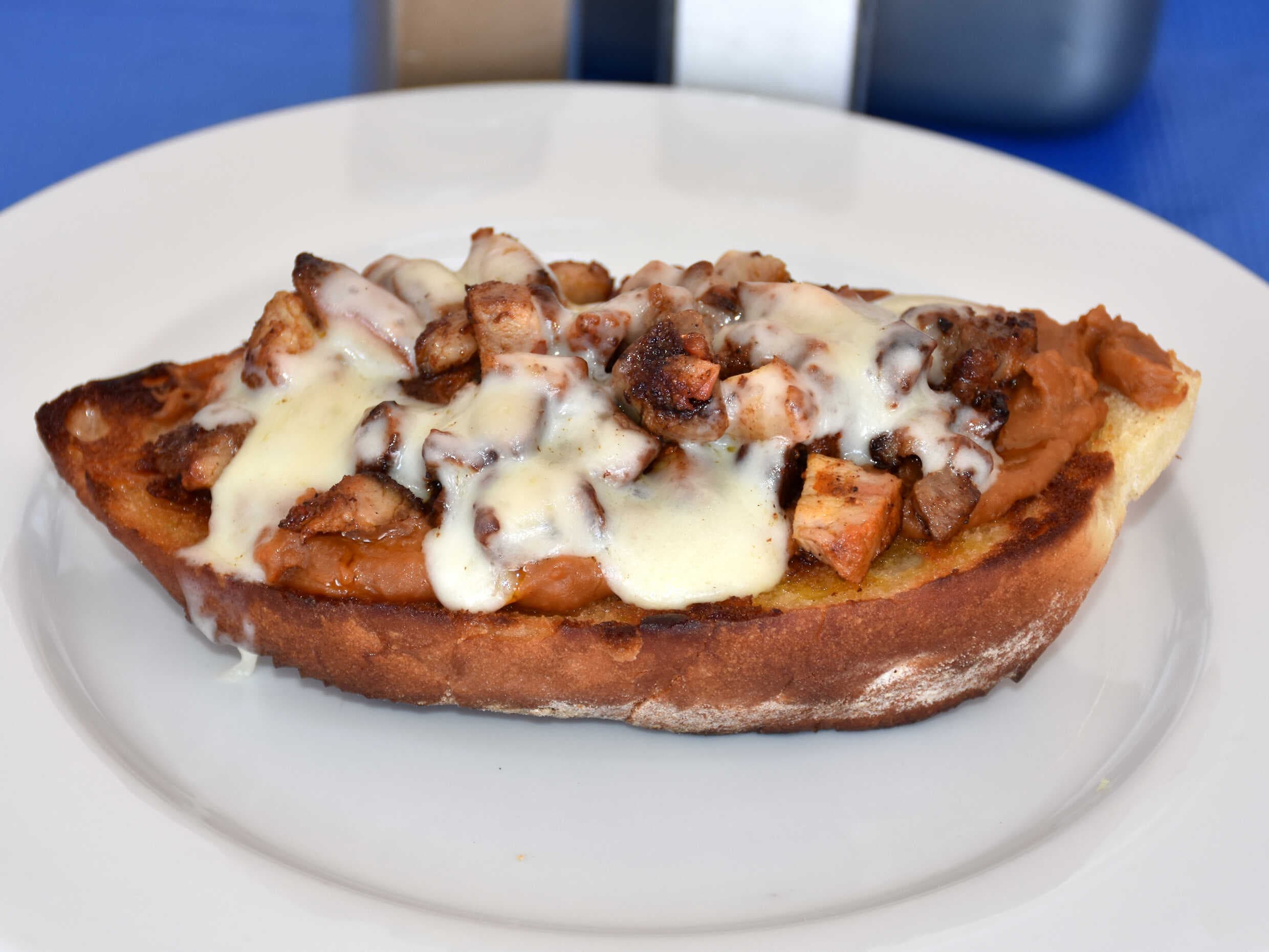 Molletes con Carne Adobada