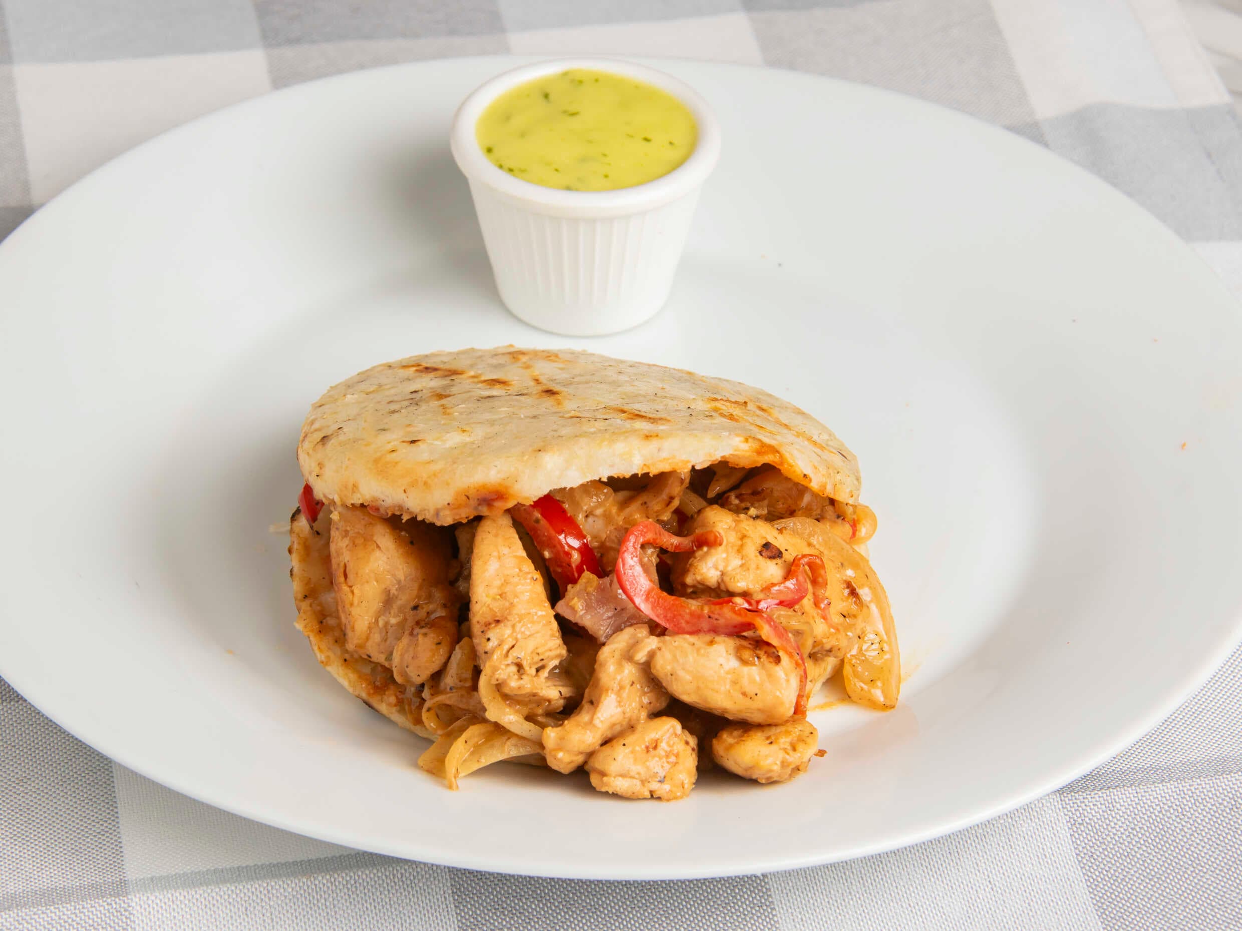 Arepa Rellena de Pollo Salteado al Wok