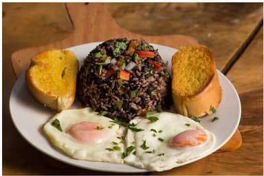 Pinto con Huevos Rancheros