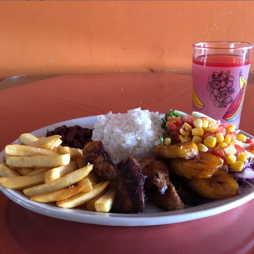 Casado con Bistec + Bebida Natural
