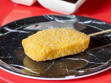 Brocheta Empanizada de Salmón con Queso Crema